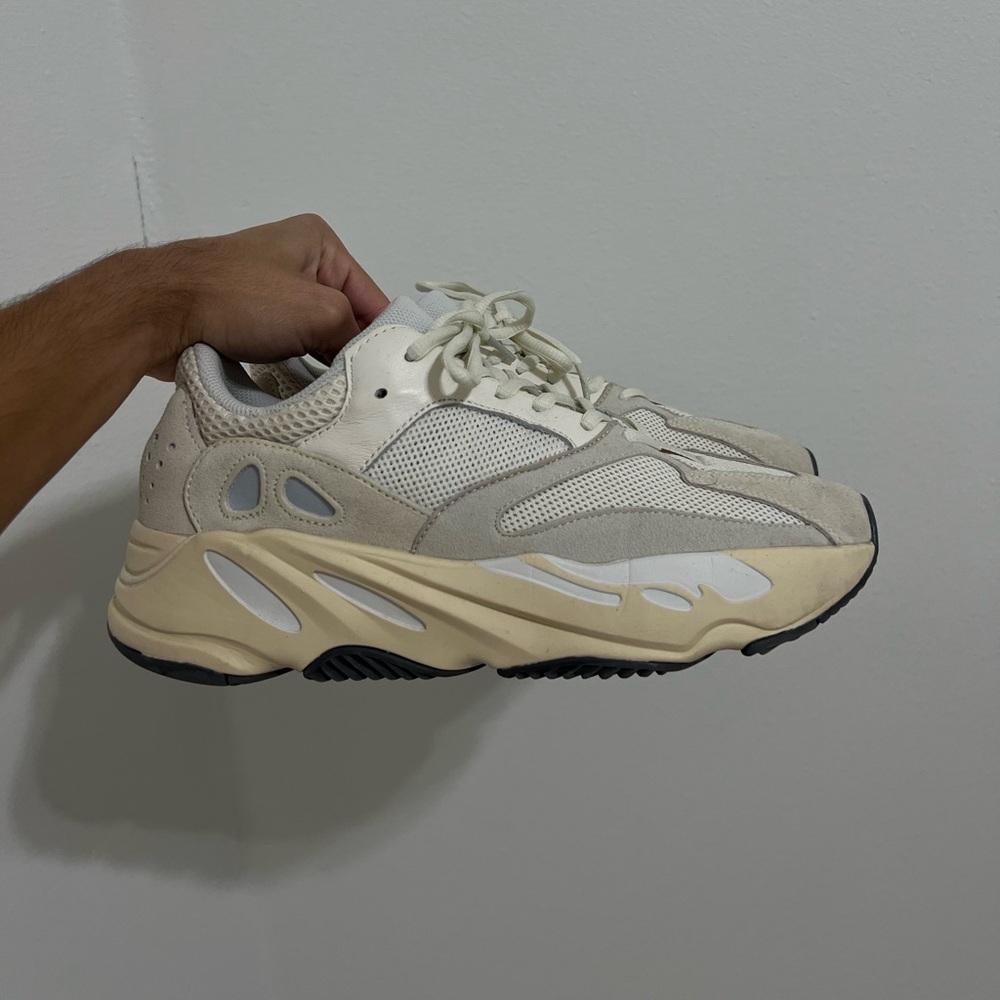 Yeezy 700 V2 Analog Size 9 Great Condition